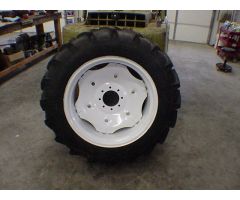 Rear ag tire and rim for 454/554